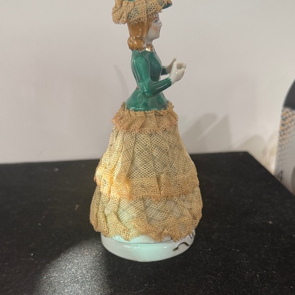 Elegant Vintage Royal Japan hand, painted dancing Lady Figurine in Green and Tan - Picture 4 of 8